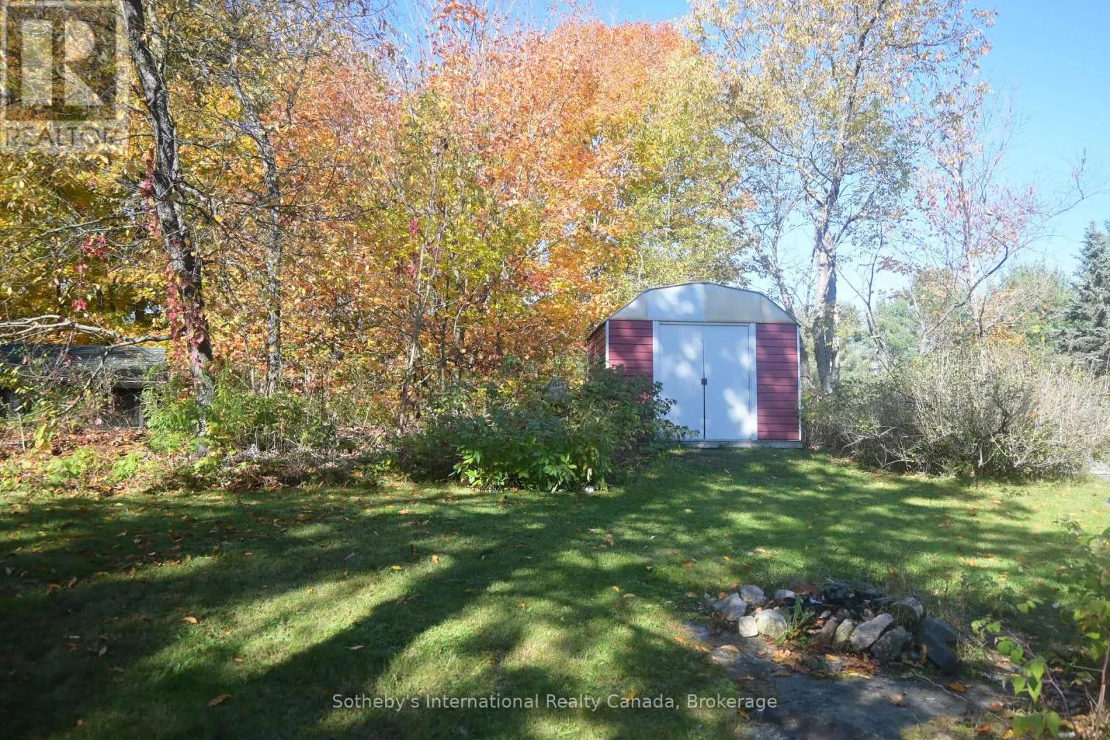 6 PLEASANTVIEW DRIVE