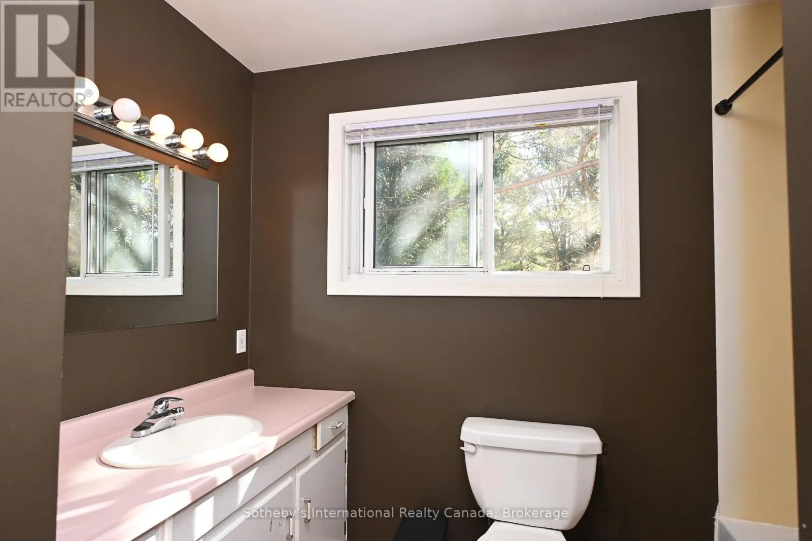 6 PLEASANTVIEW DRIVE