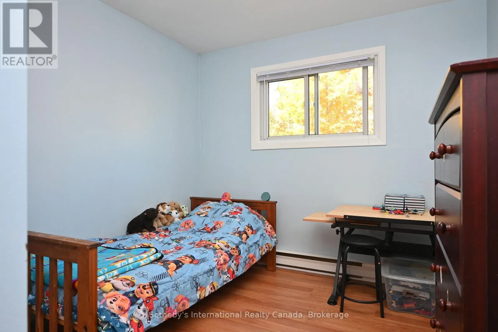 6 PLEASANTVIEW DRIVE