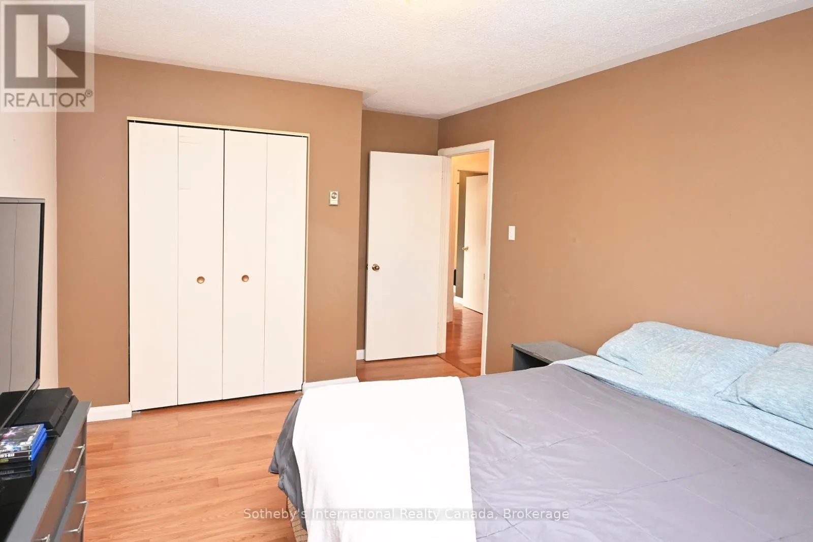 6 PLEASANTVIEW DRIVE