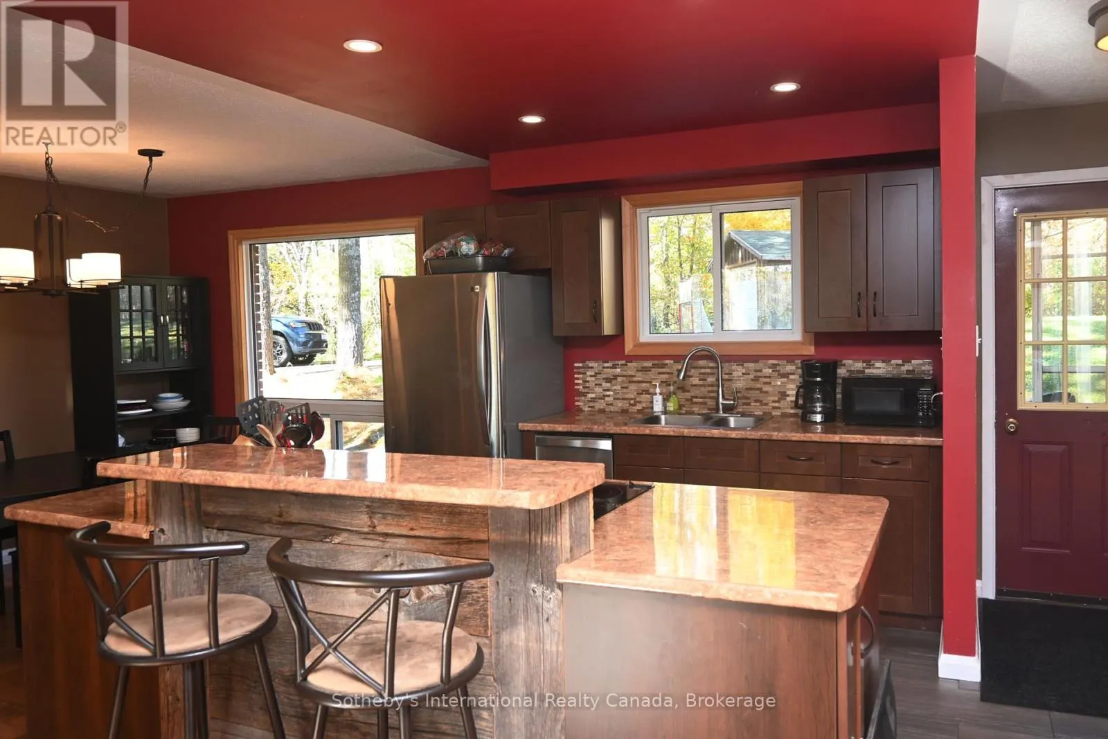 6 PLEASANTVIEW DRIVE