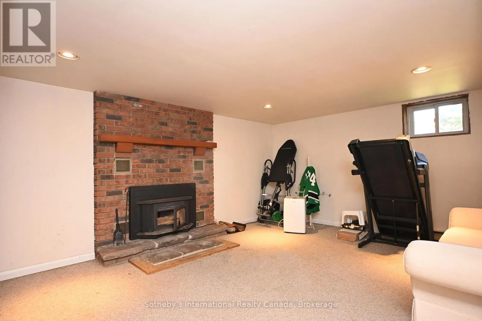 6 PLEASANTVIEW DRIVE