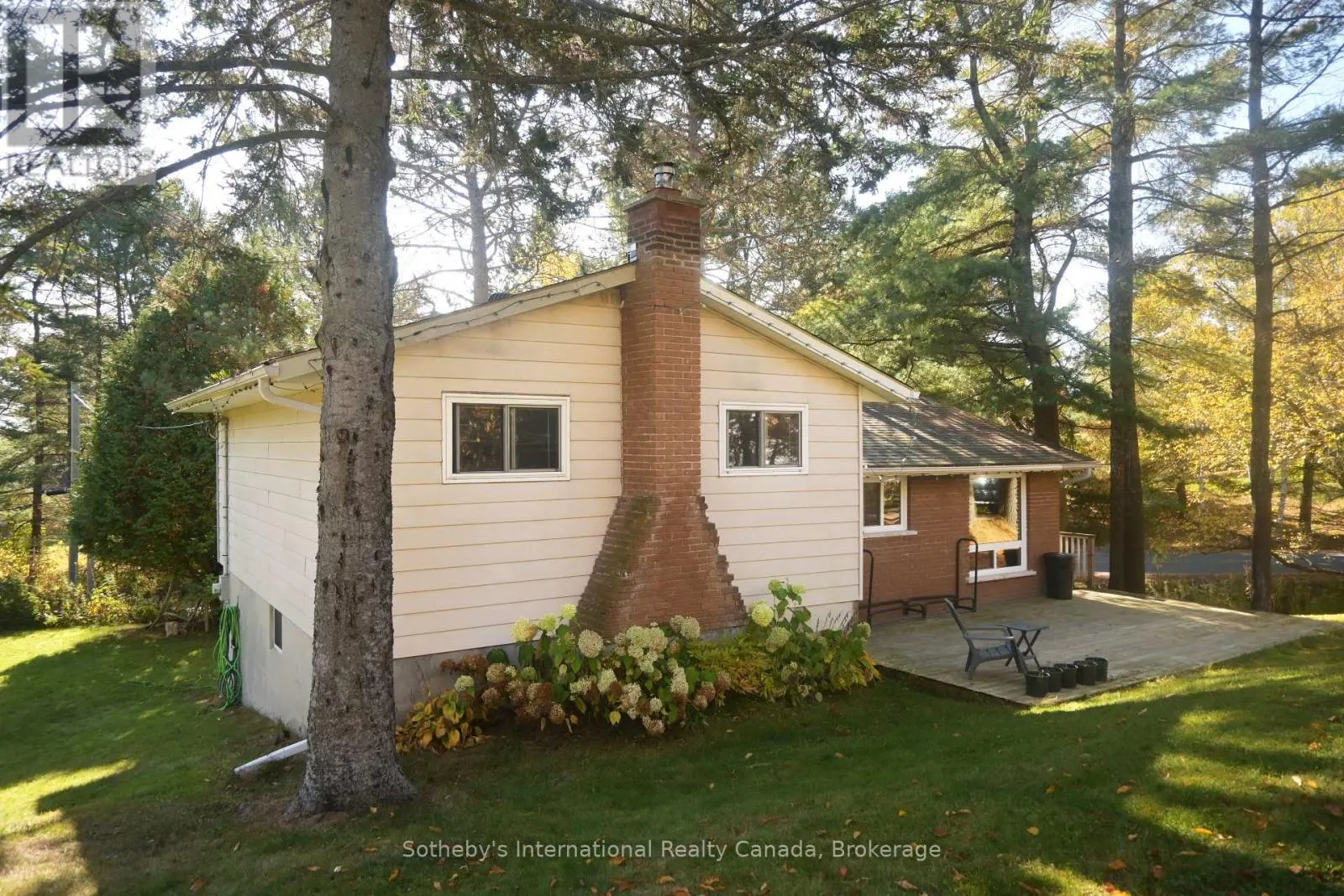 6 PLEASANTVIEW DRIVE