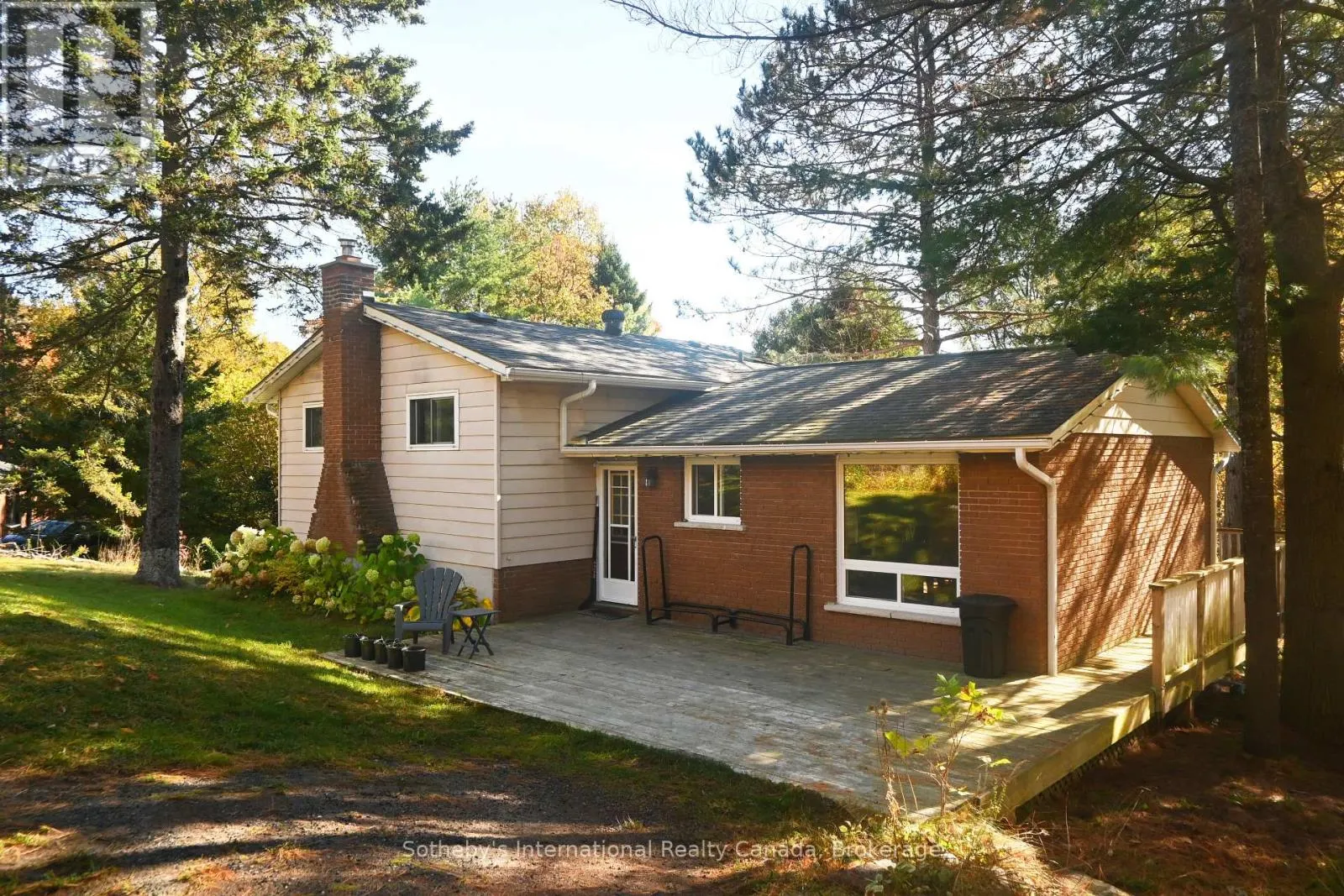 6 PLEASANTVIEW DRIVE