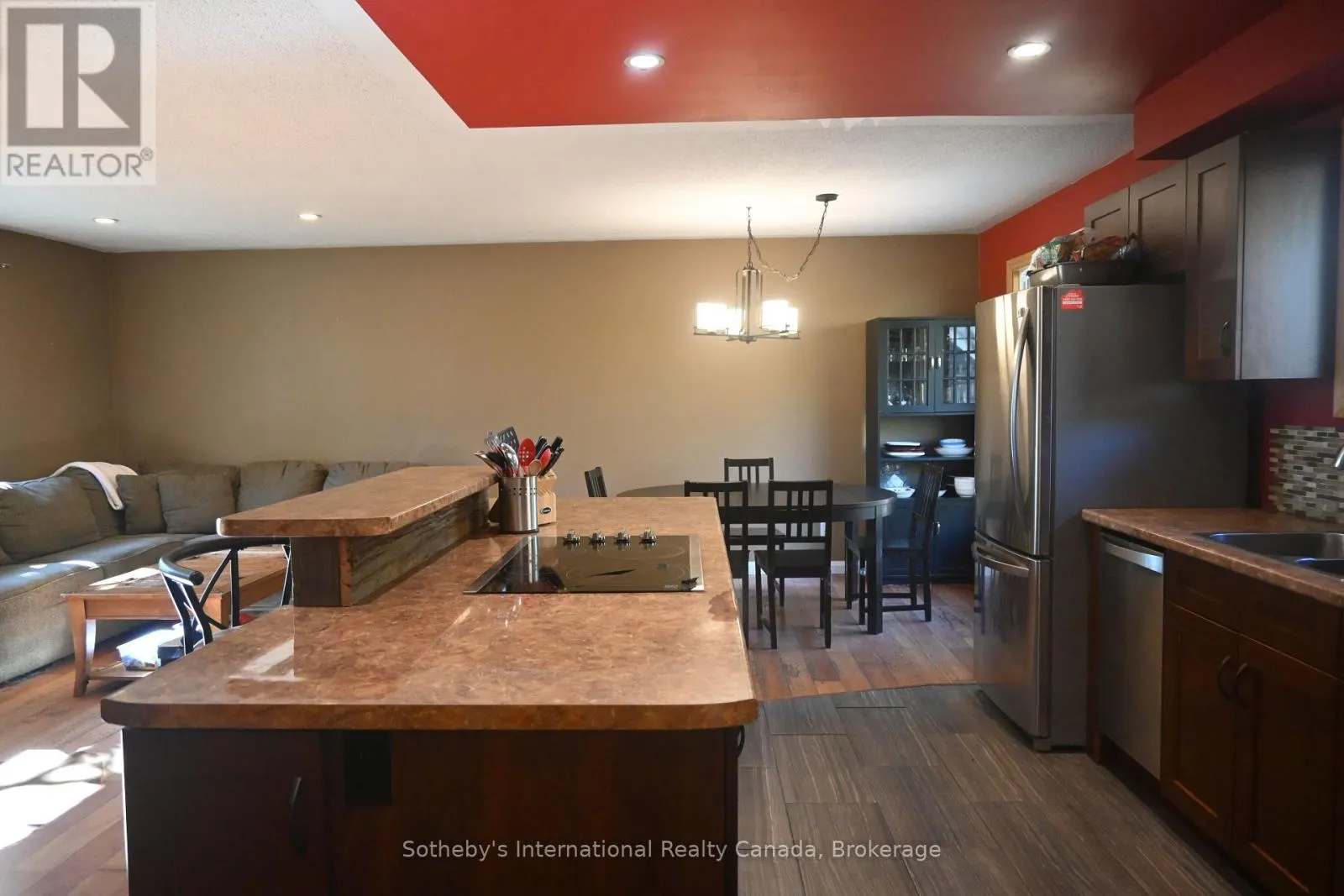 6 PLEASANTVIEW DRIVE