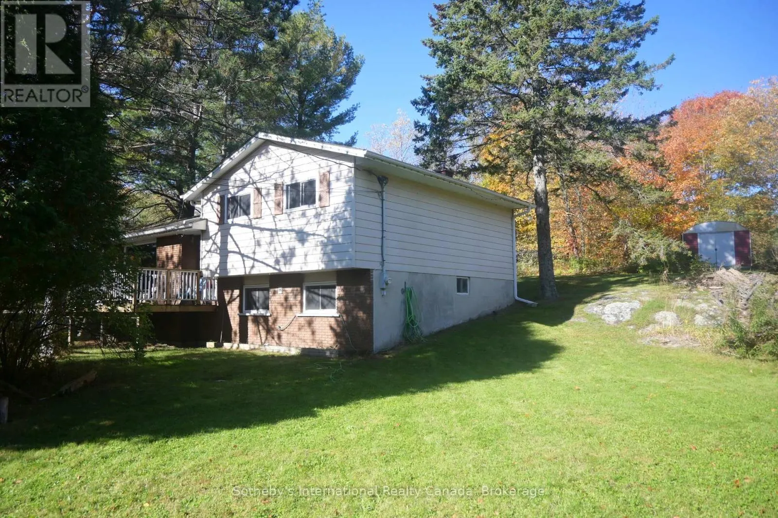 6 PLEASANTVIEW DRIVE