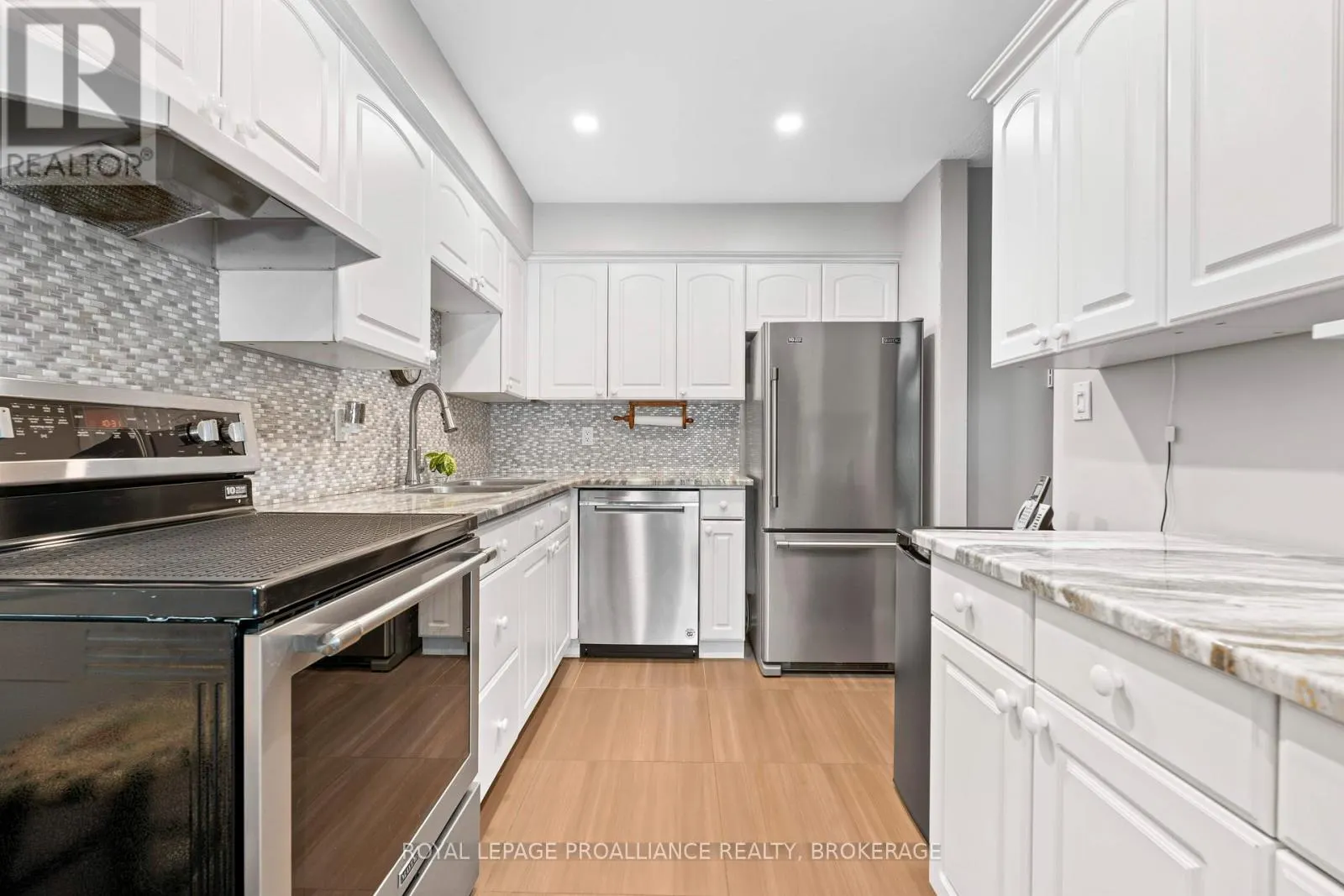 29 - 19 MACPHERSON AVENUE, #29