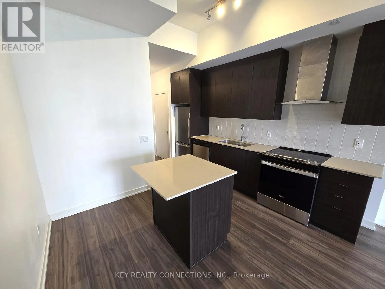 415 - 55 DUKE STREET W
