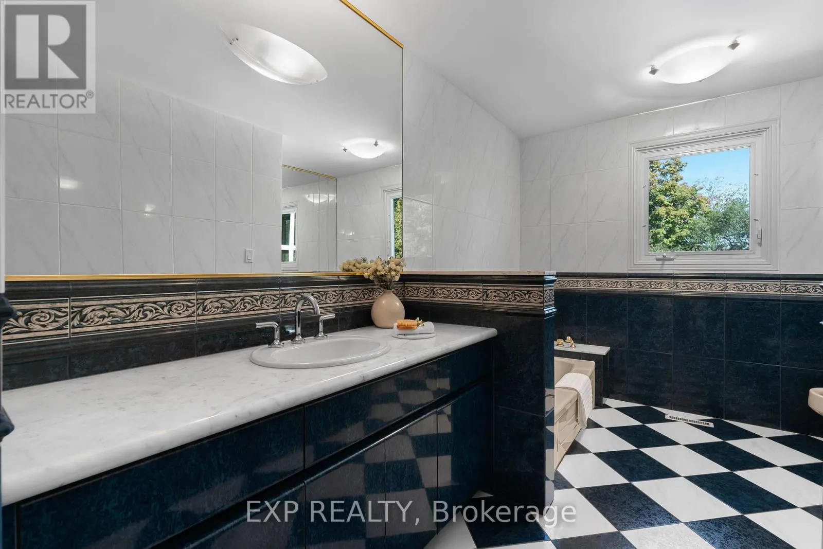 887 MONTGOMERY DRIVE