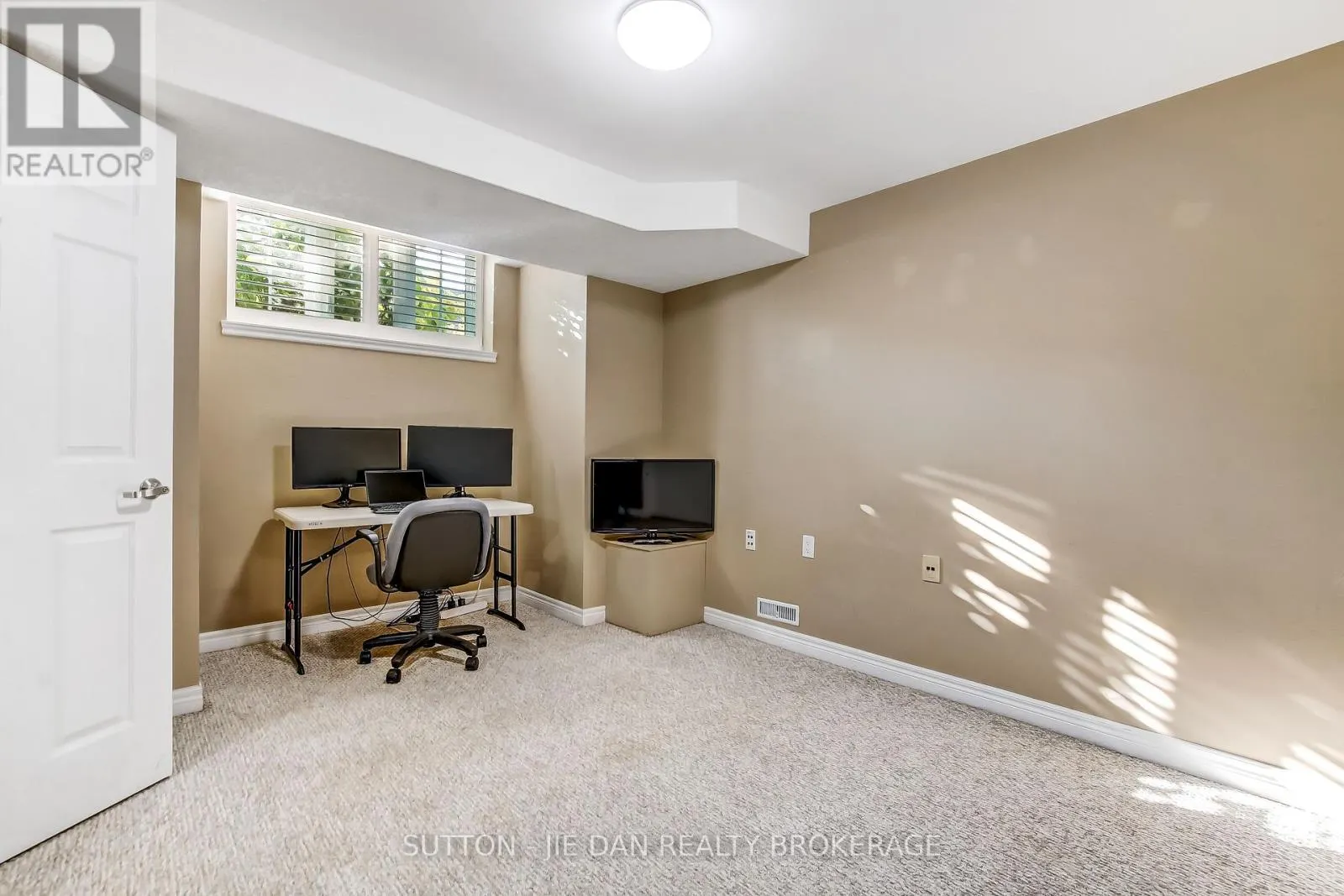 23 - 1574 RICHMOND STREET, #23