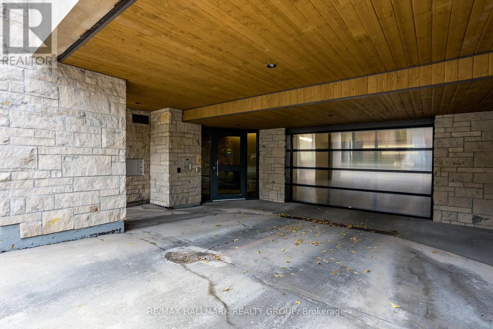 12 STIRLING AVENUE