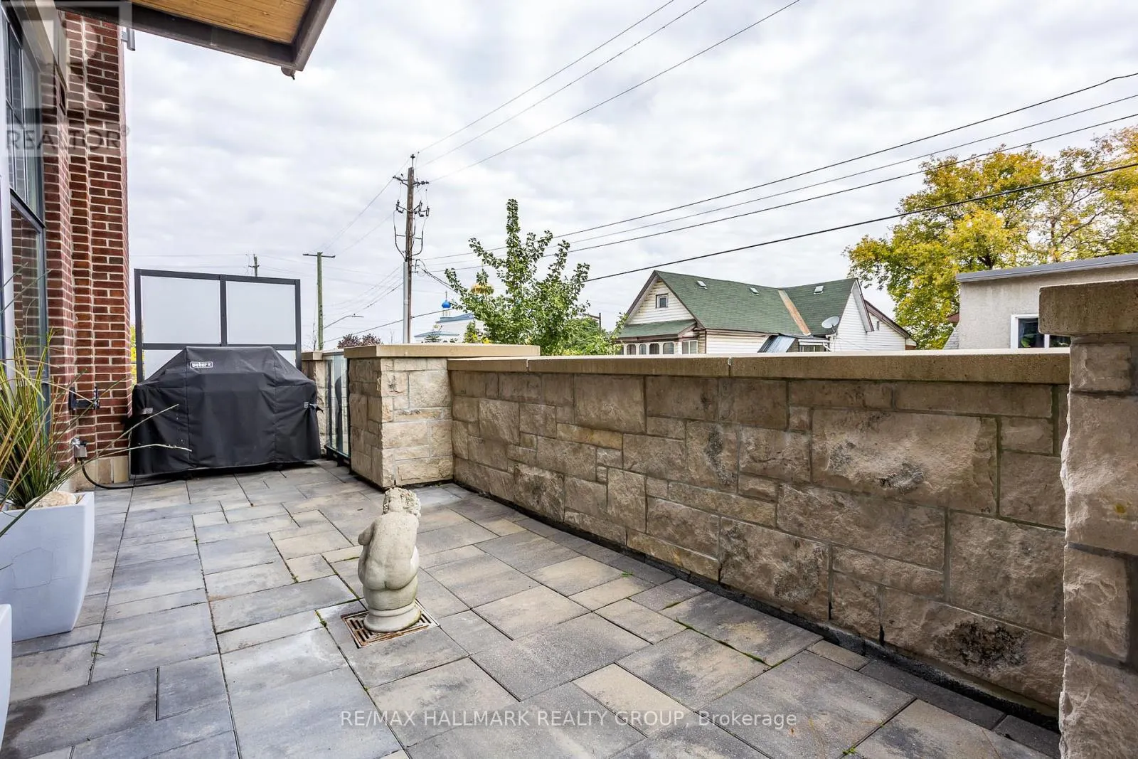 12 STIRLING AVENUE