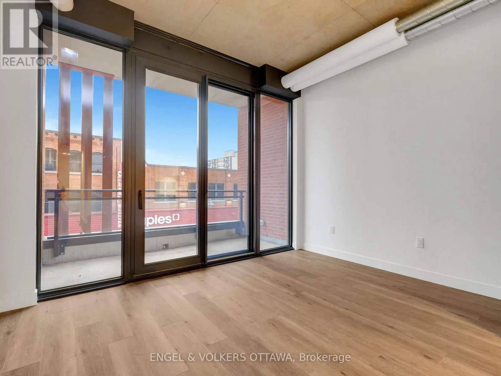 212 - 10 JAMES STREET