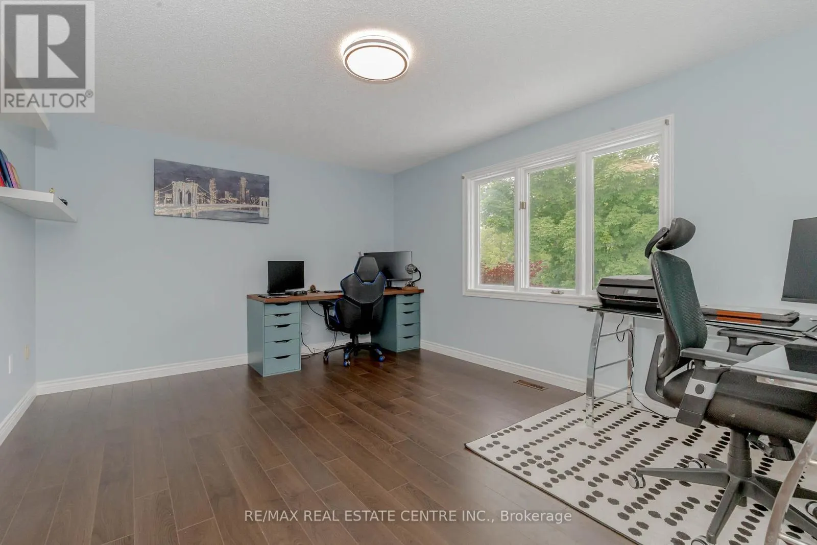 33 STRATHROY CRESCENT
