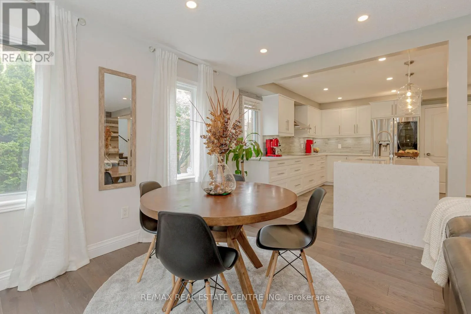 33 STRATHROY CRESCENT