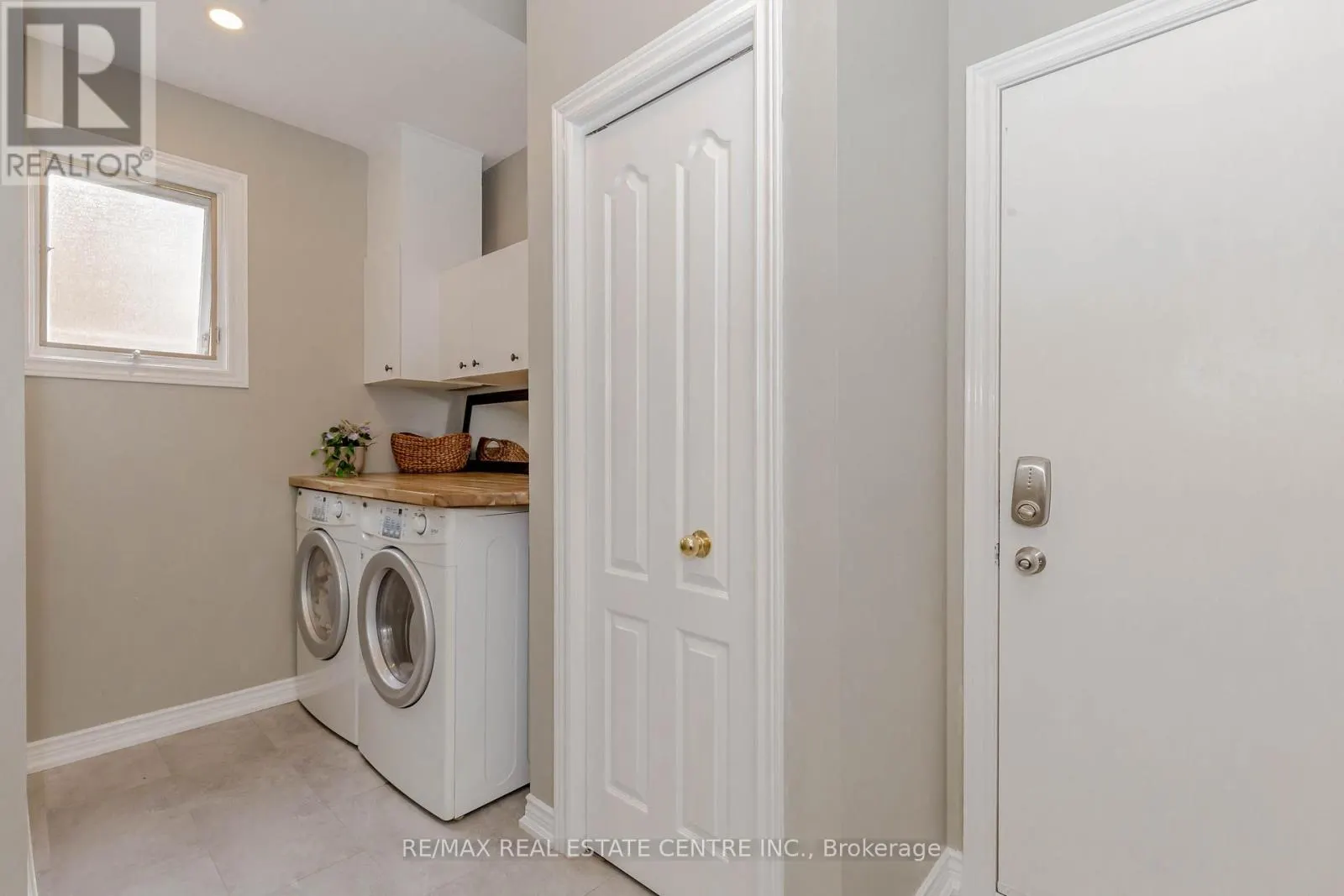 33 STRATHROY CRESCENT