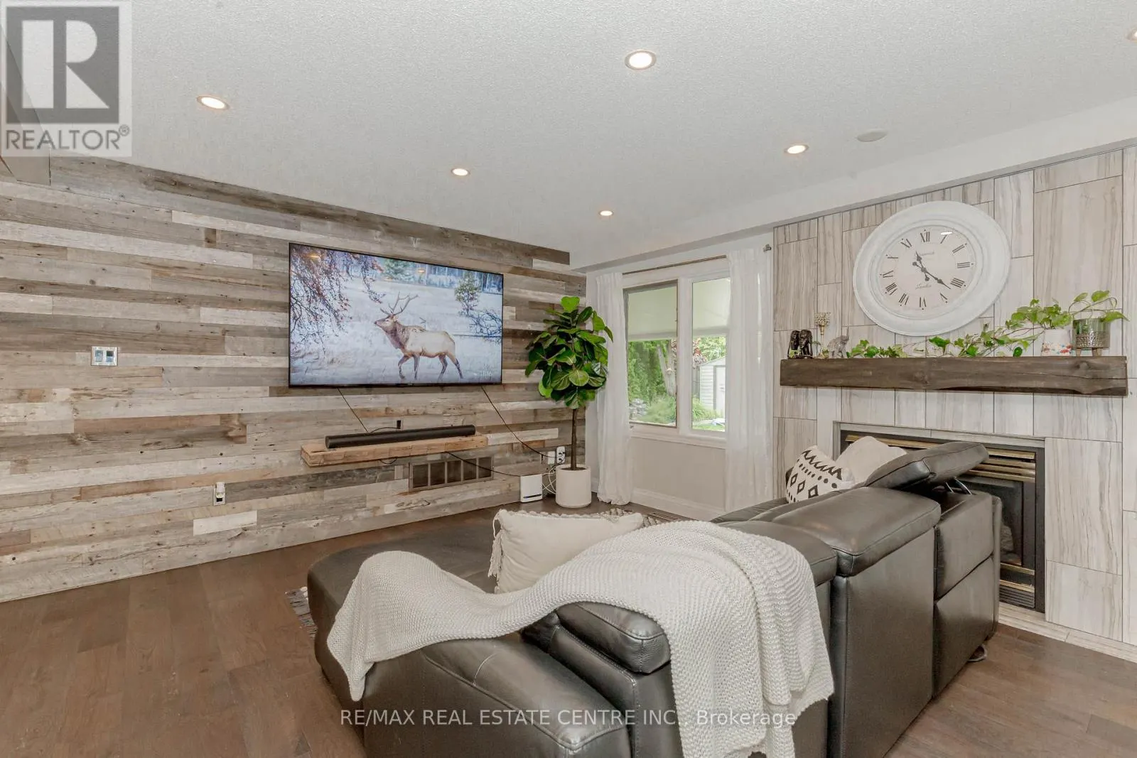 33 STRATHROY CRESCENT