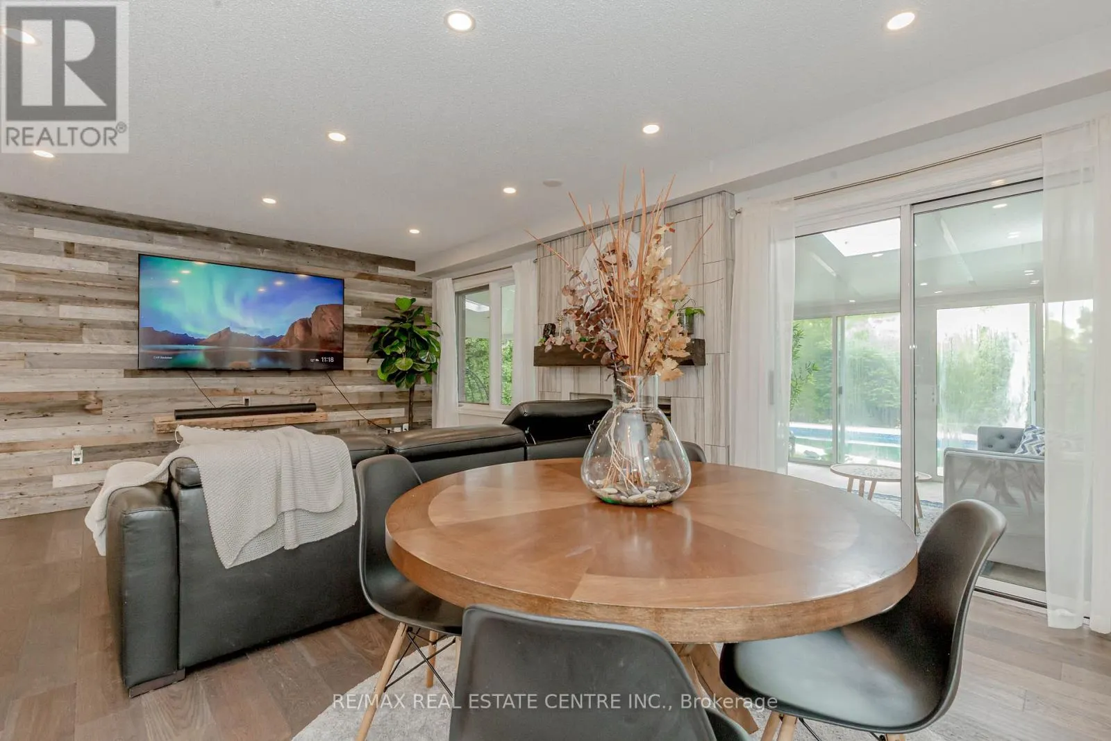 33 STRATHROY CRESCENT