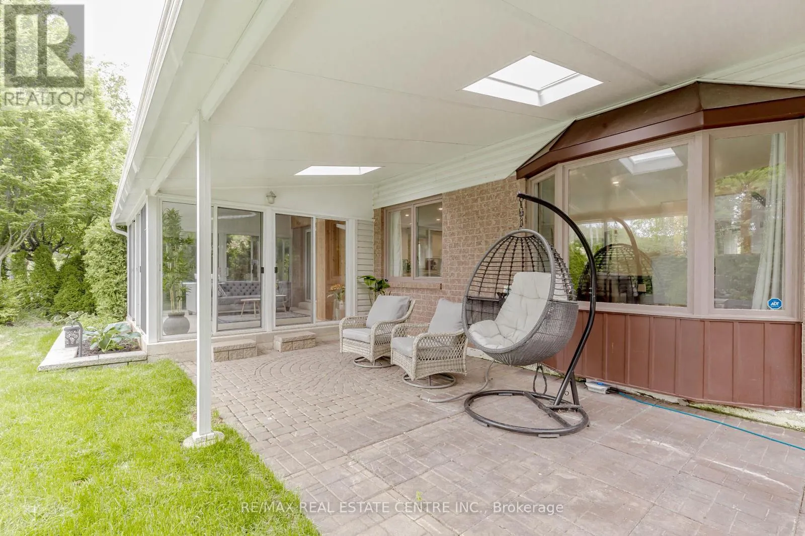 33 STRATHROY CRESCENT