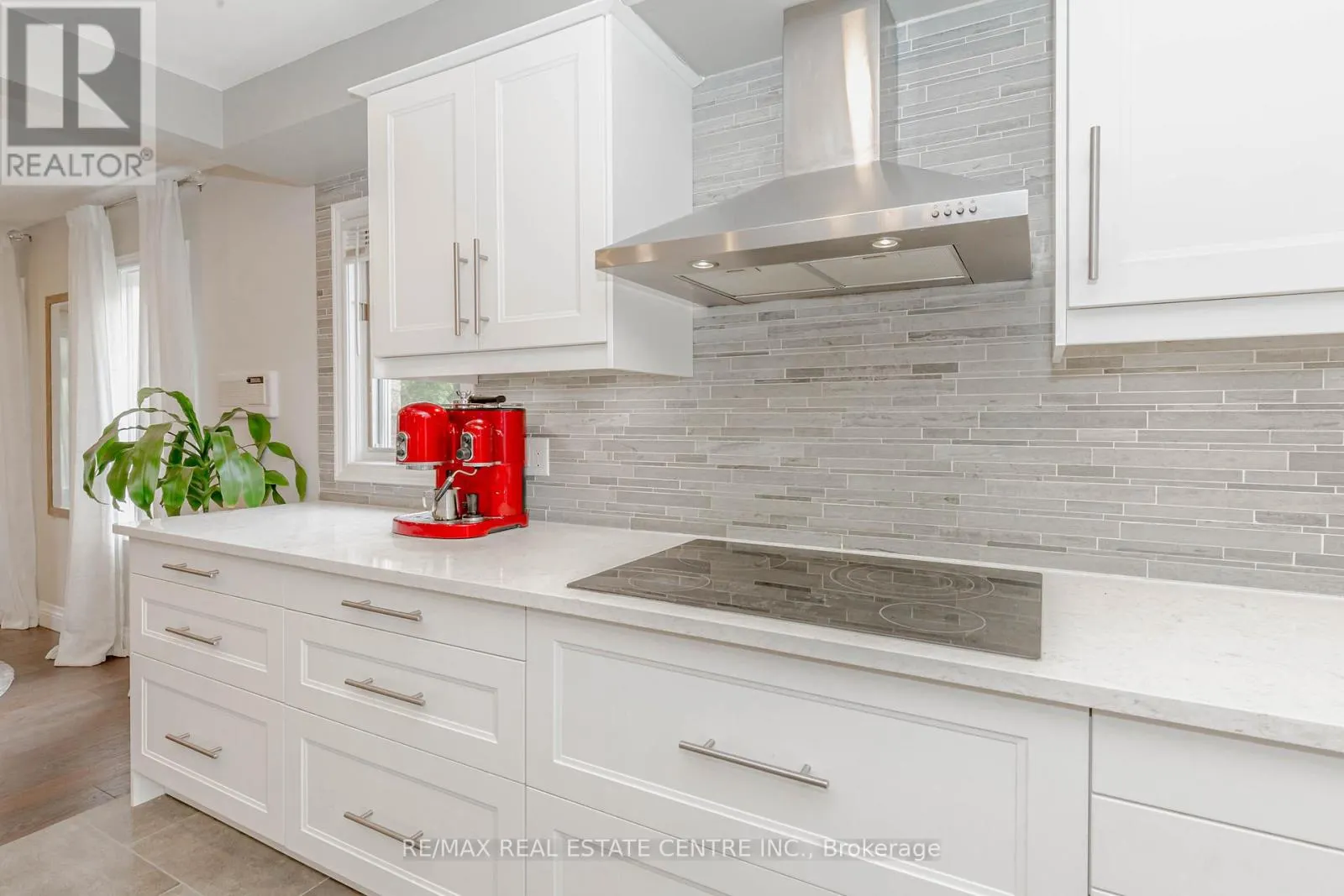 33 STRATHROY CRESCENT