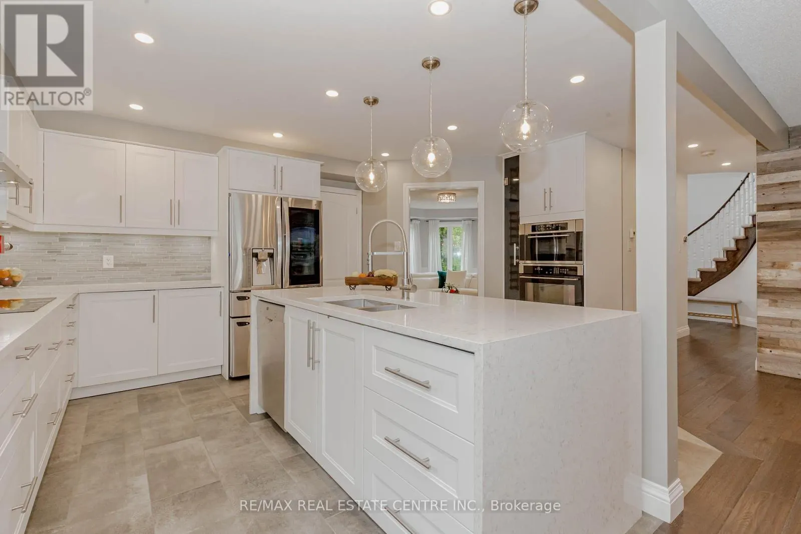 33 STRATHROY CRESCENT