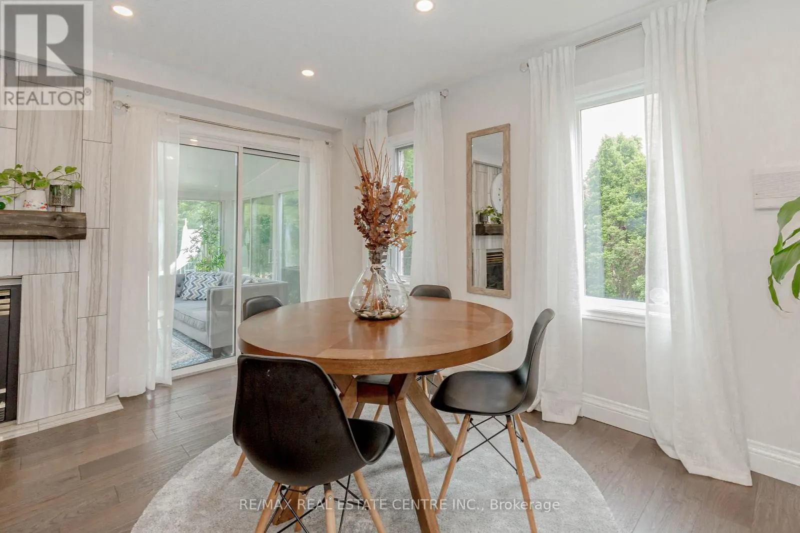 33 STRATHROY CRESCENT