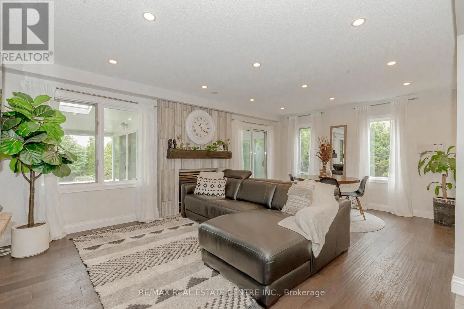 33 STRATHROY CRESCENT