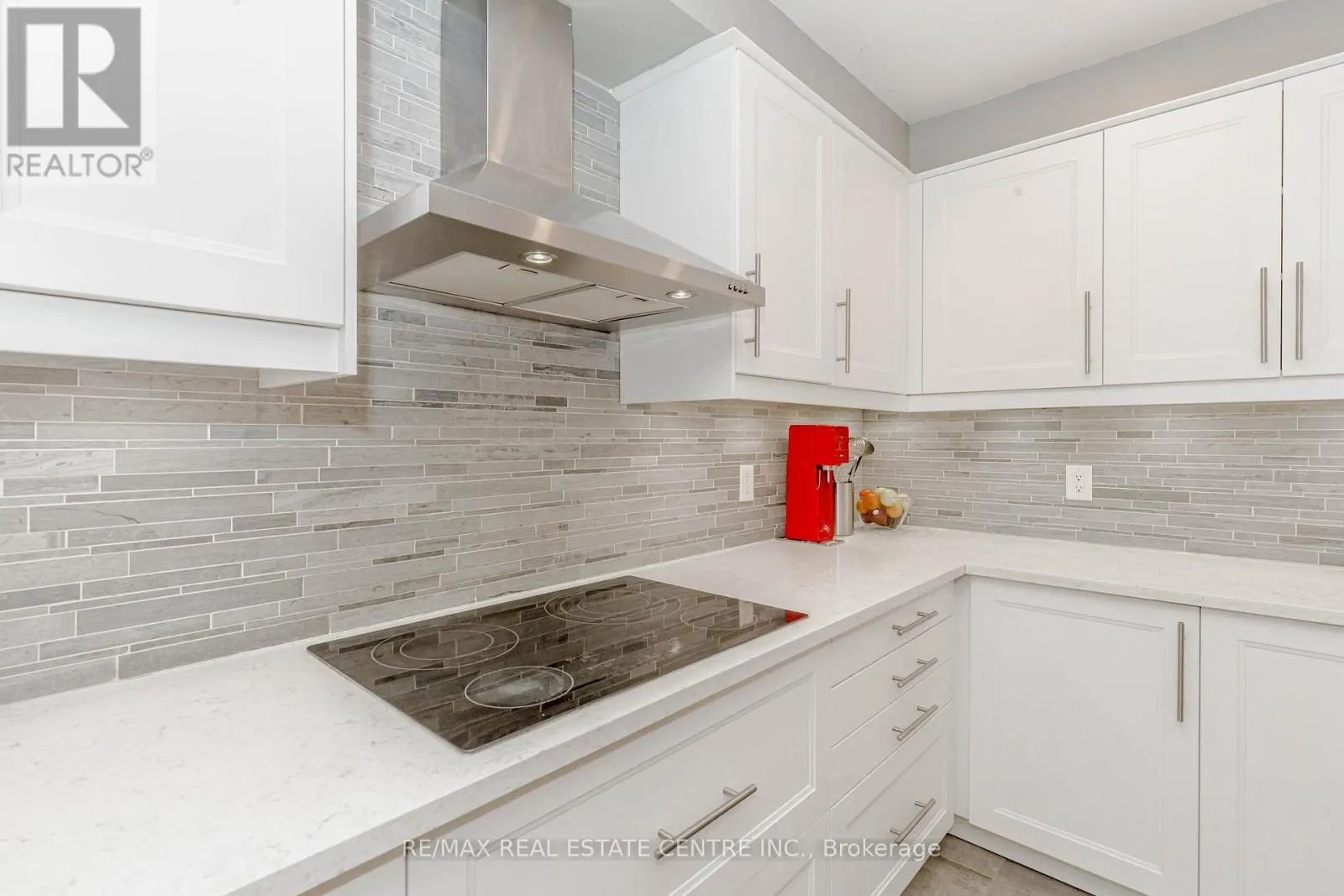 33 STRATHROY CRESCENT