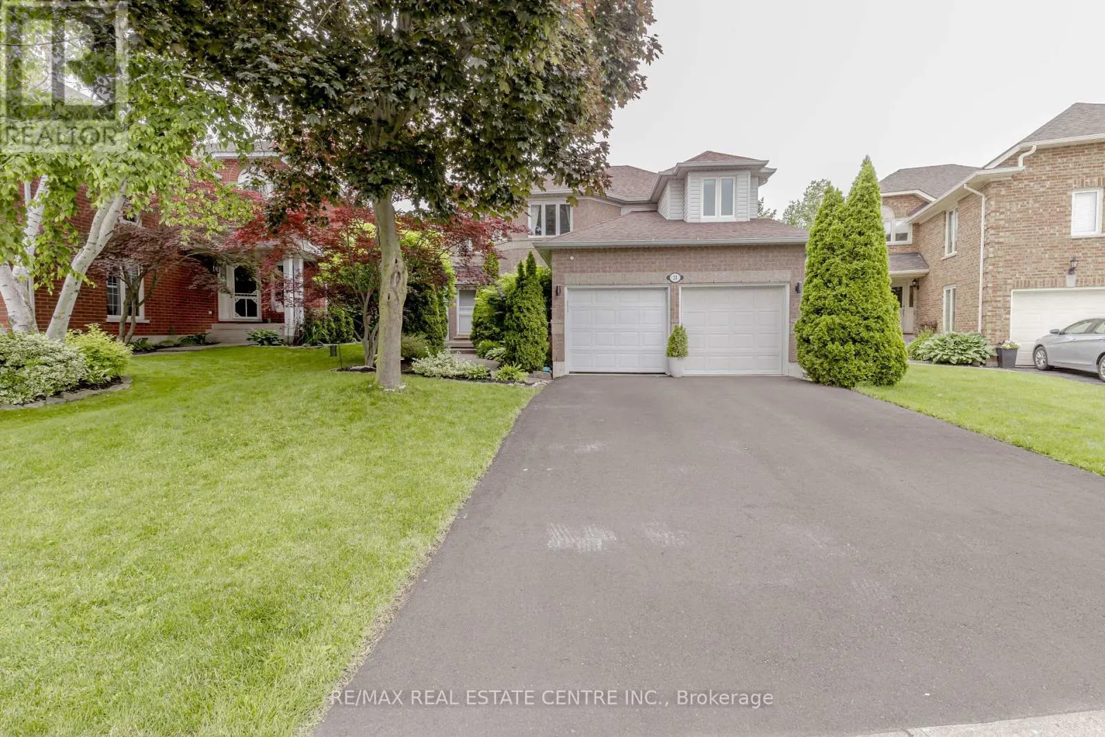 33 STRATHROY CRESCENT