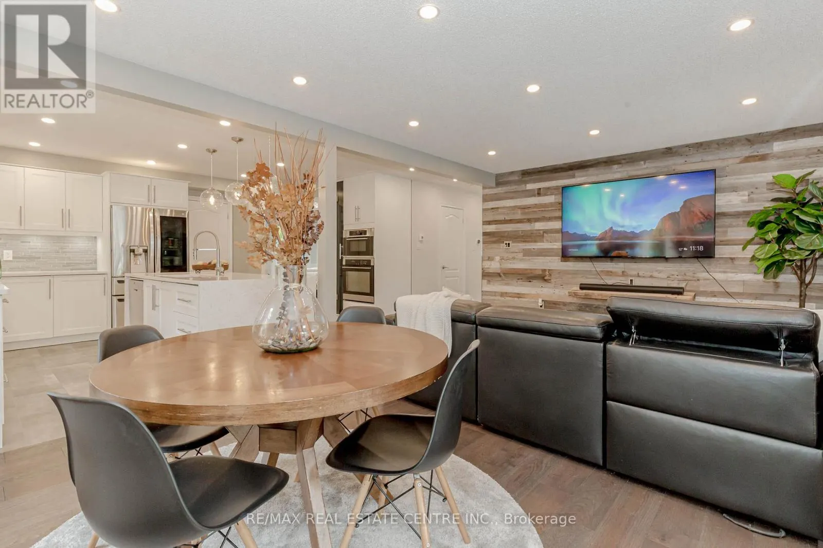 33 STRATHROY CRESCENT