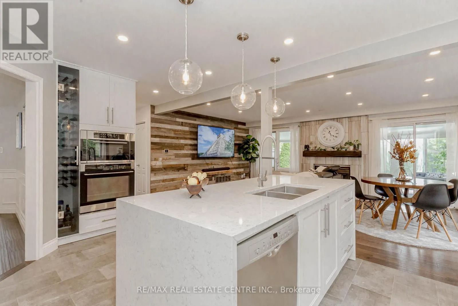 33 STRATHROY CRESCENT