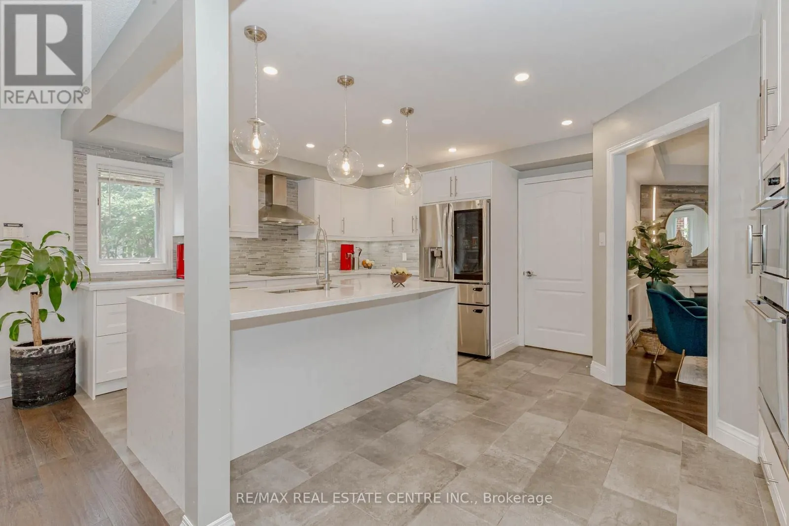 33 STRATHROY CRESCENT