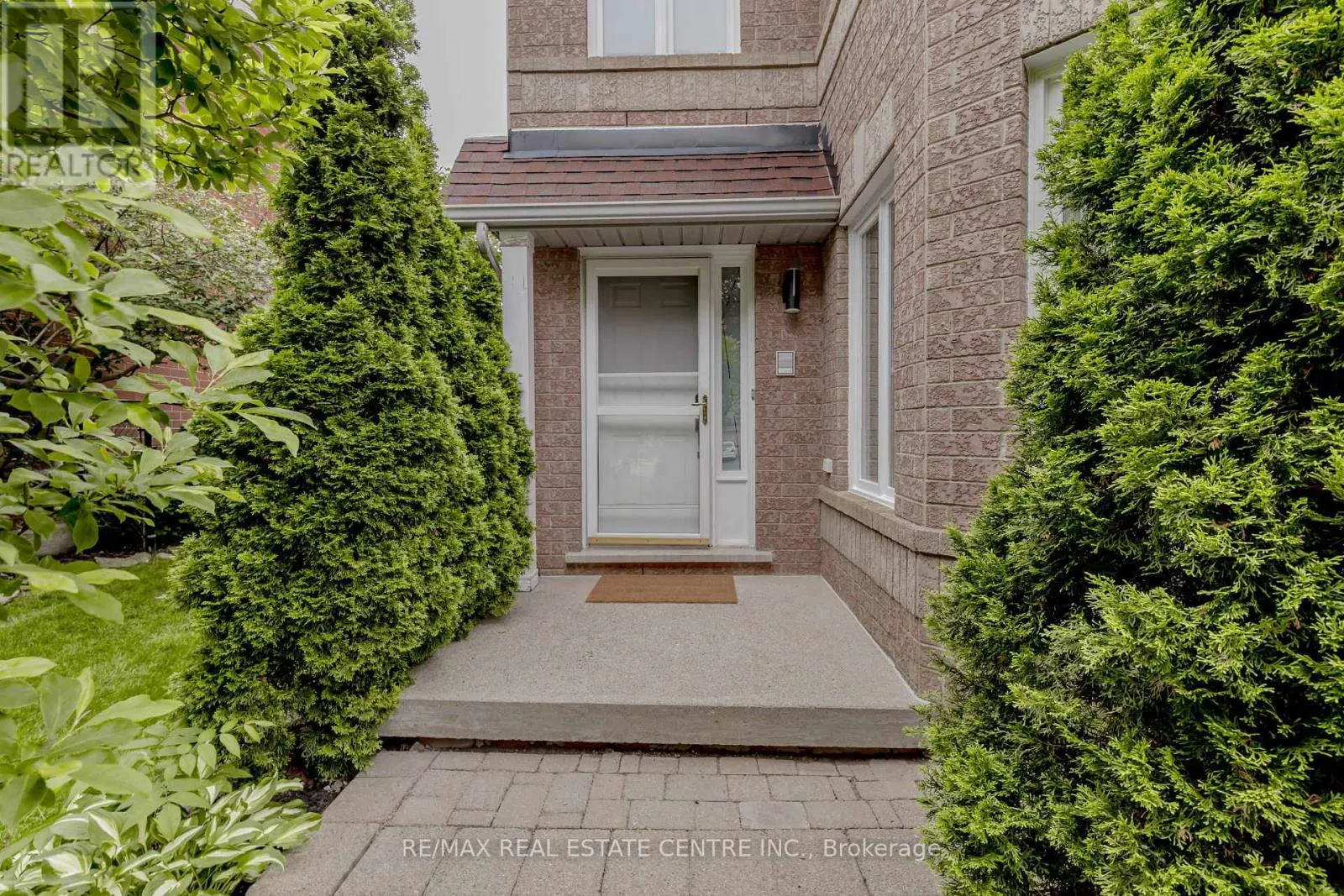 33 STRATHROY CRESCENT