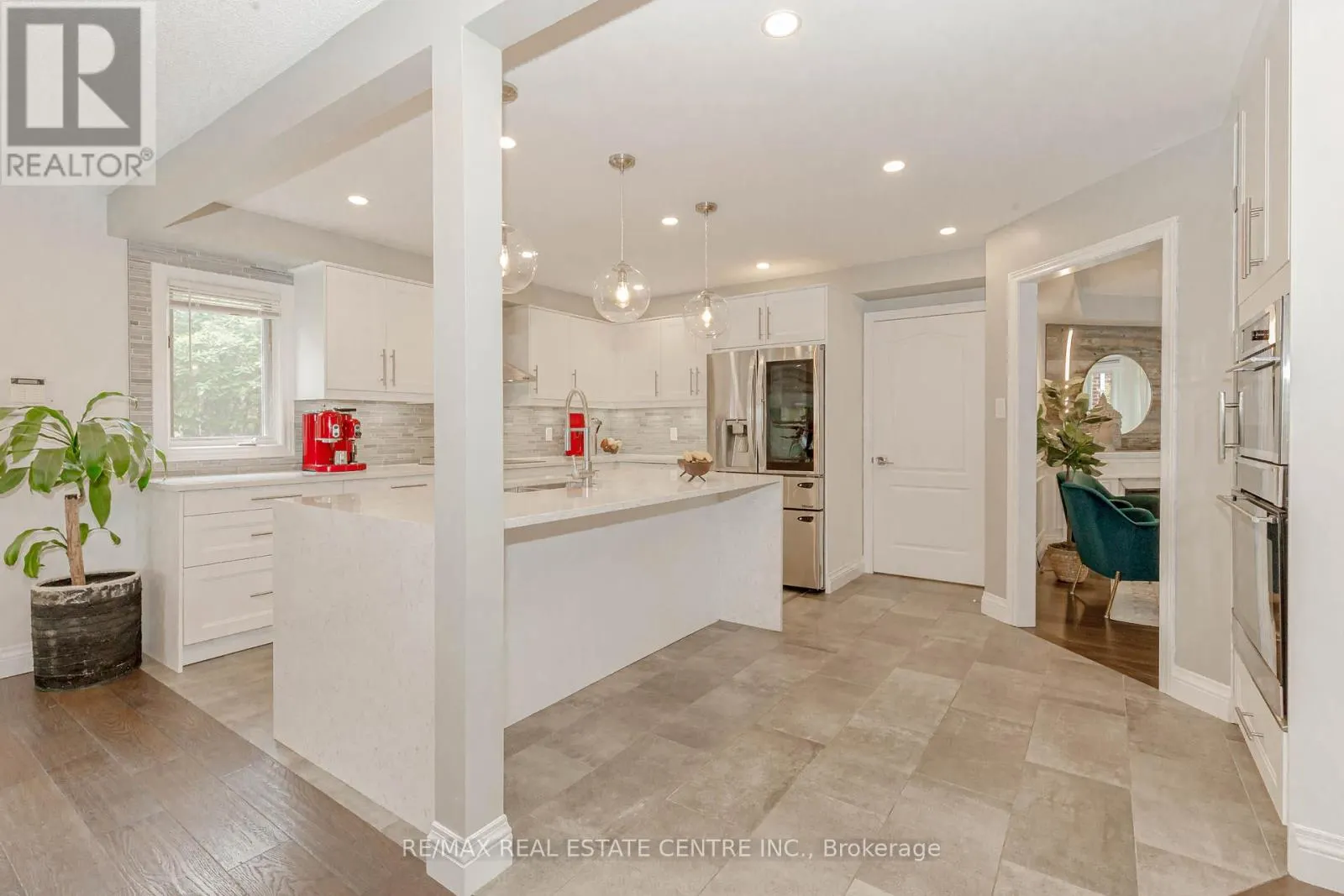 33 STRATHROY CRESCENT