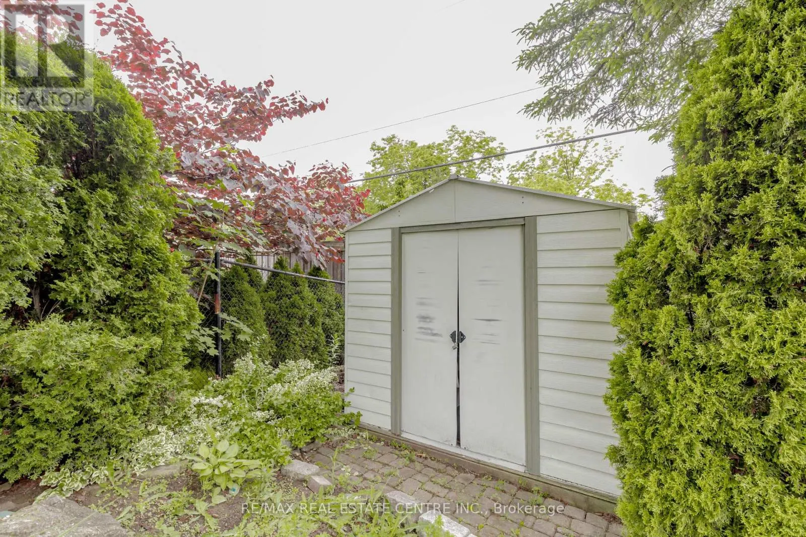 33 STRATHROY CRESCENT