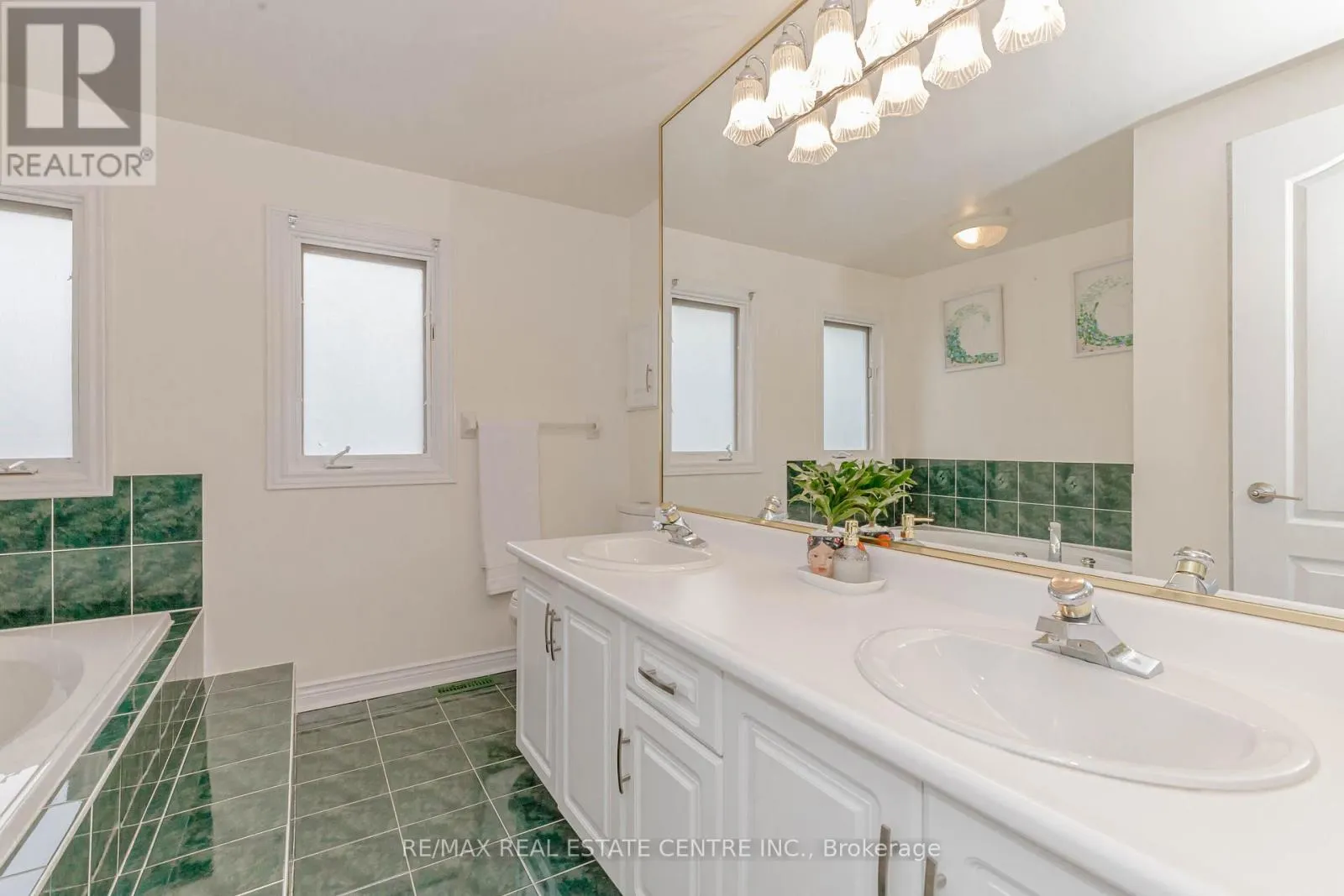 33 STRATHROY CRESCENT