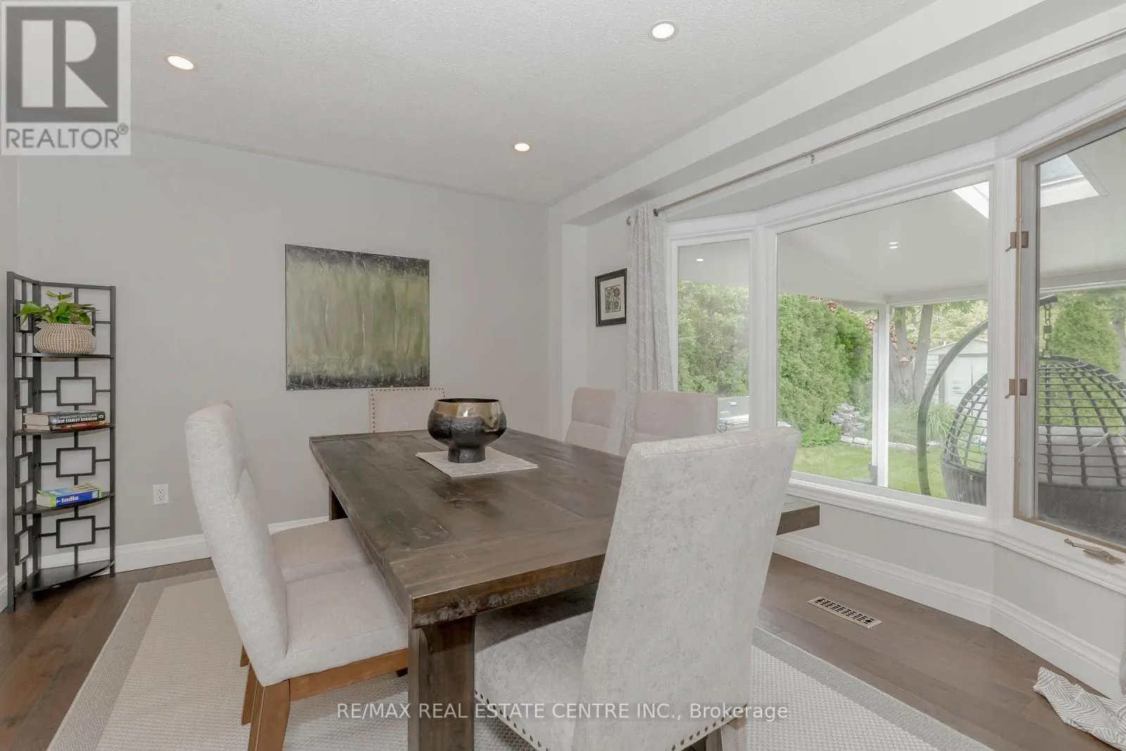 33 STRATHROY CRESCENT