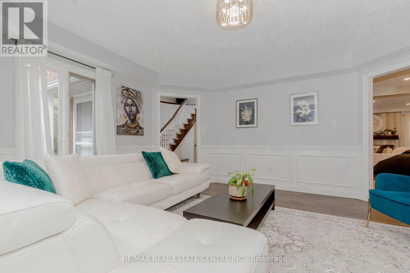 33 STRATHROY CRESCENT