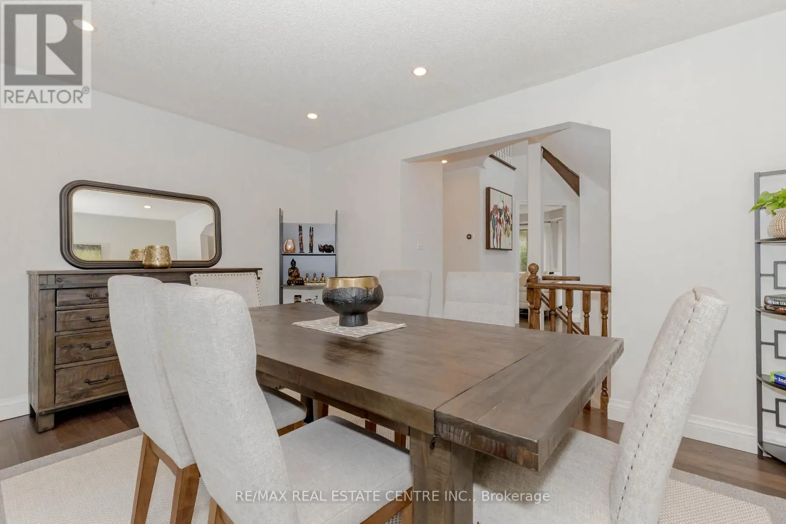 33 STRATHROY CRESCENT