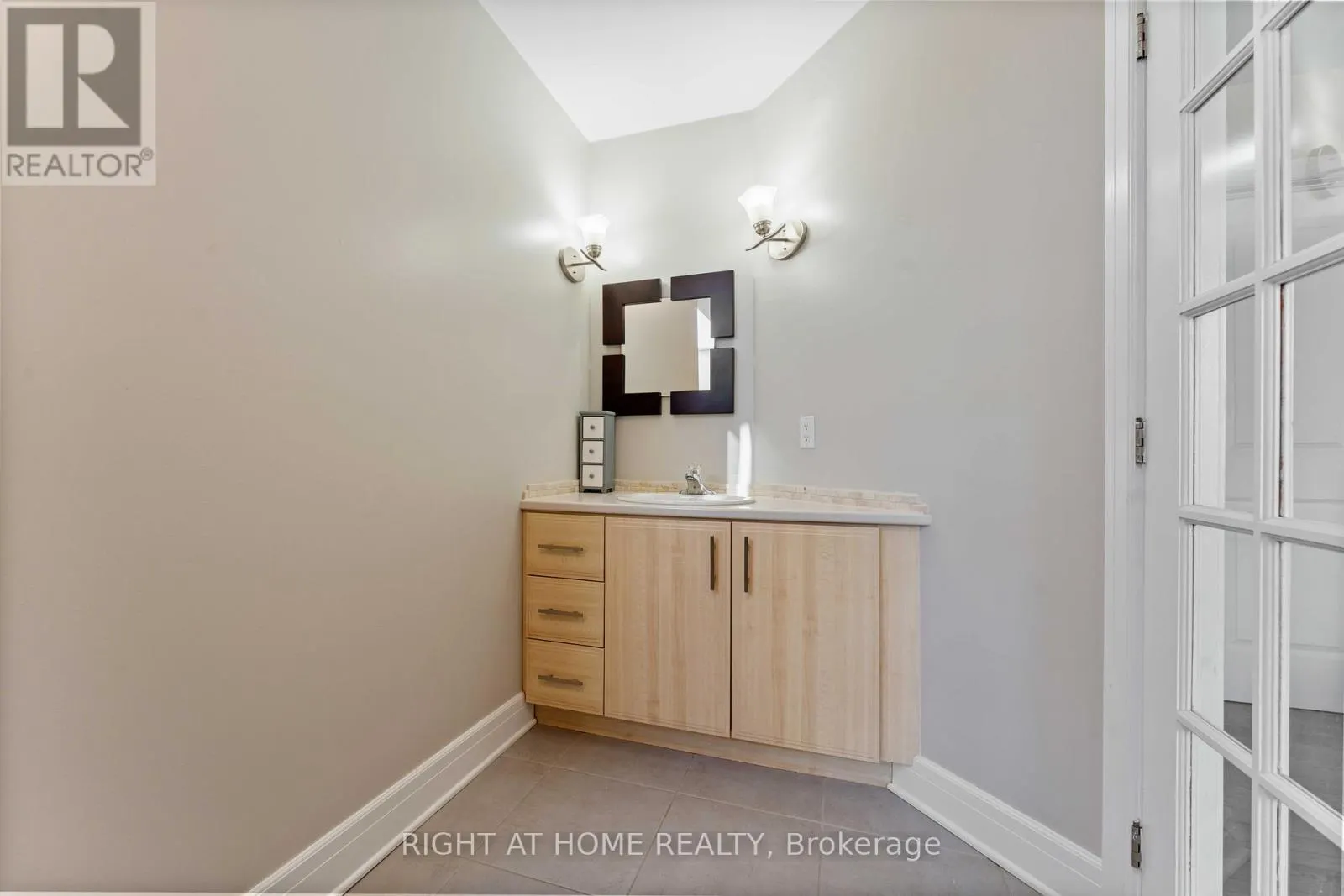 110 LITTLE LONDON PRIVATE