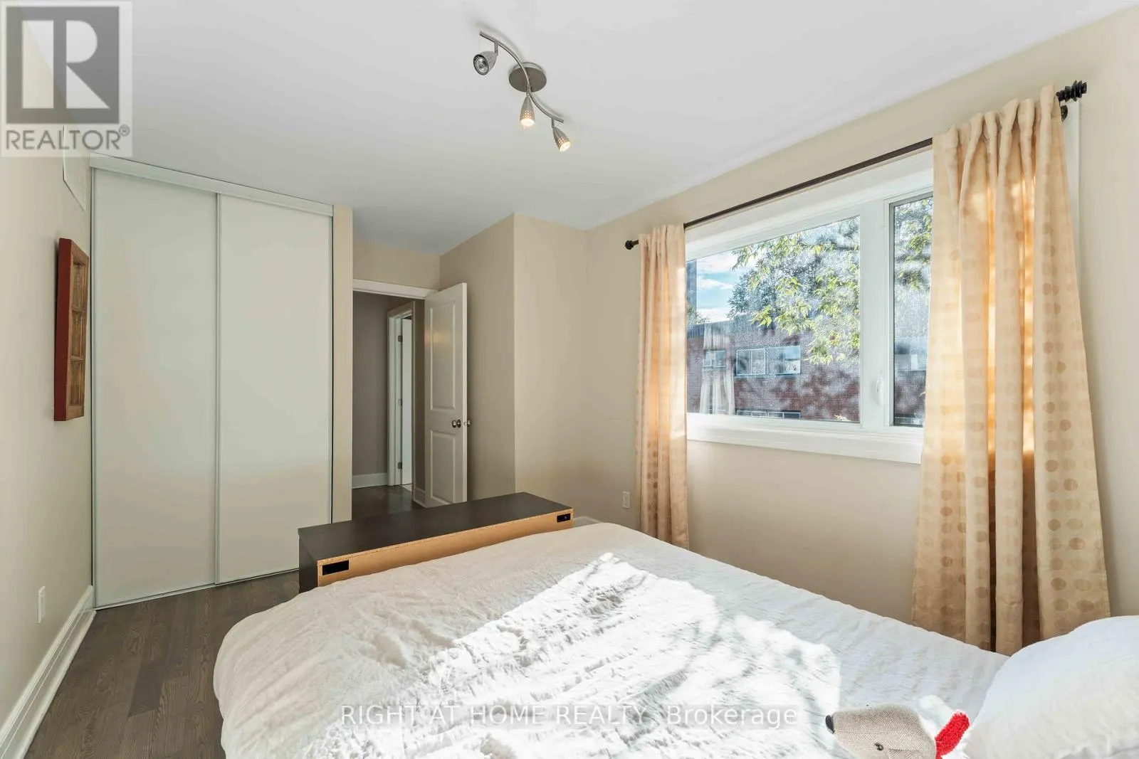 110 LITTLE LONDON PRIVATE