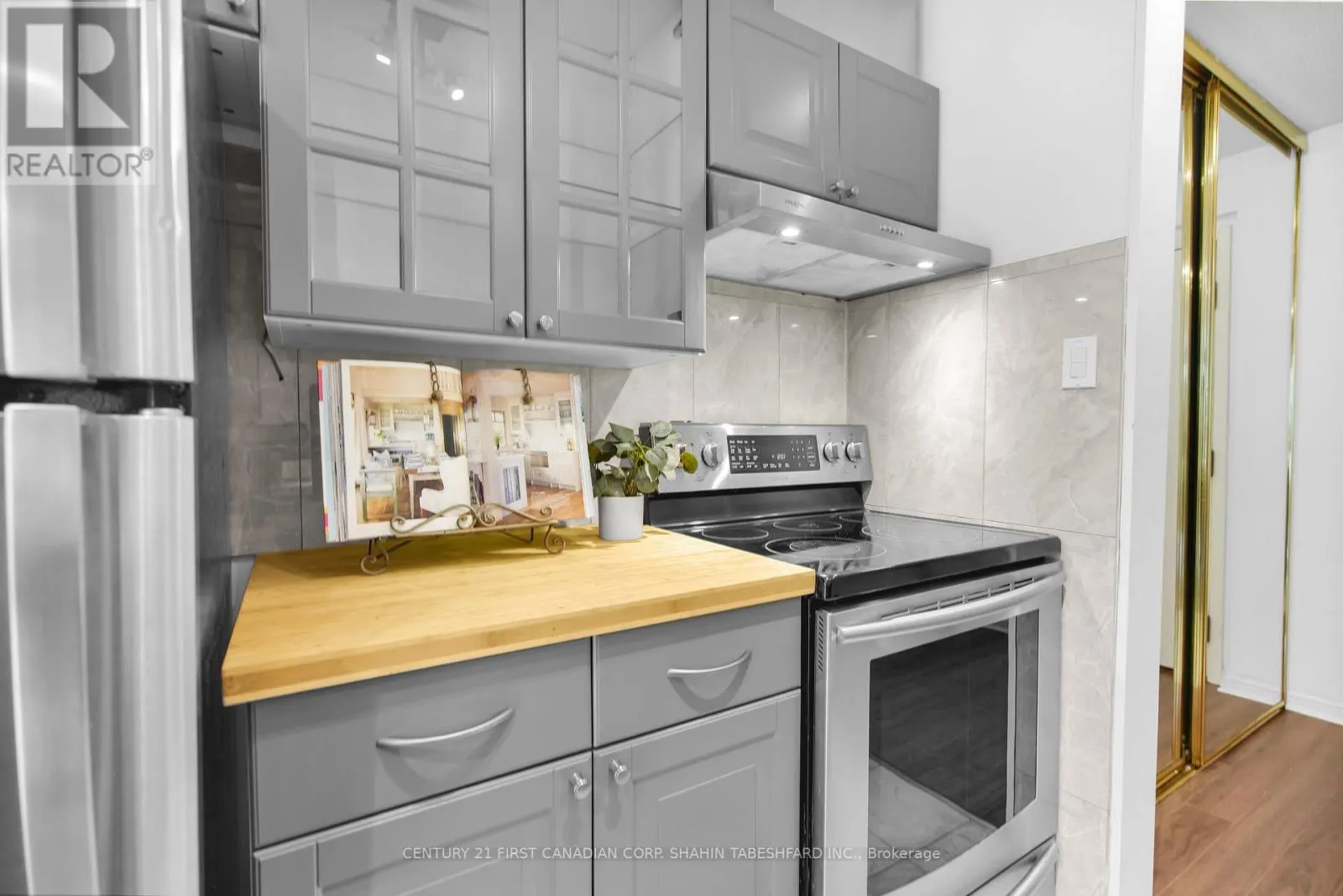 407 - 570 PROUDFOOT LANE, #407