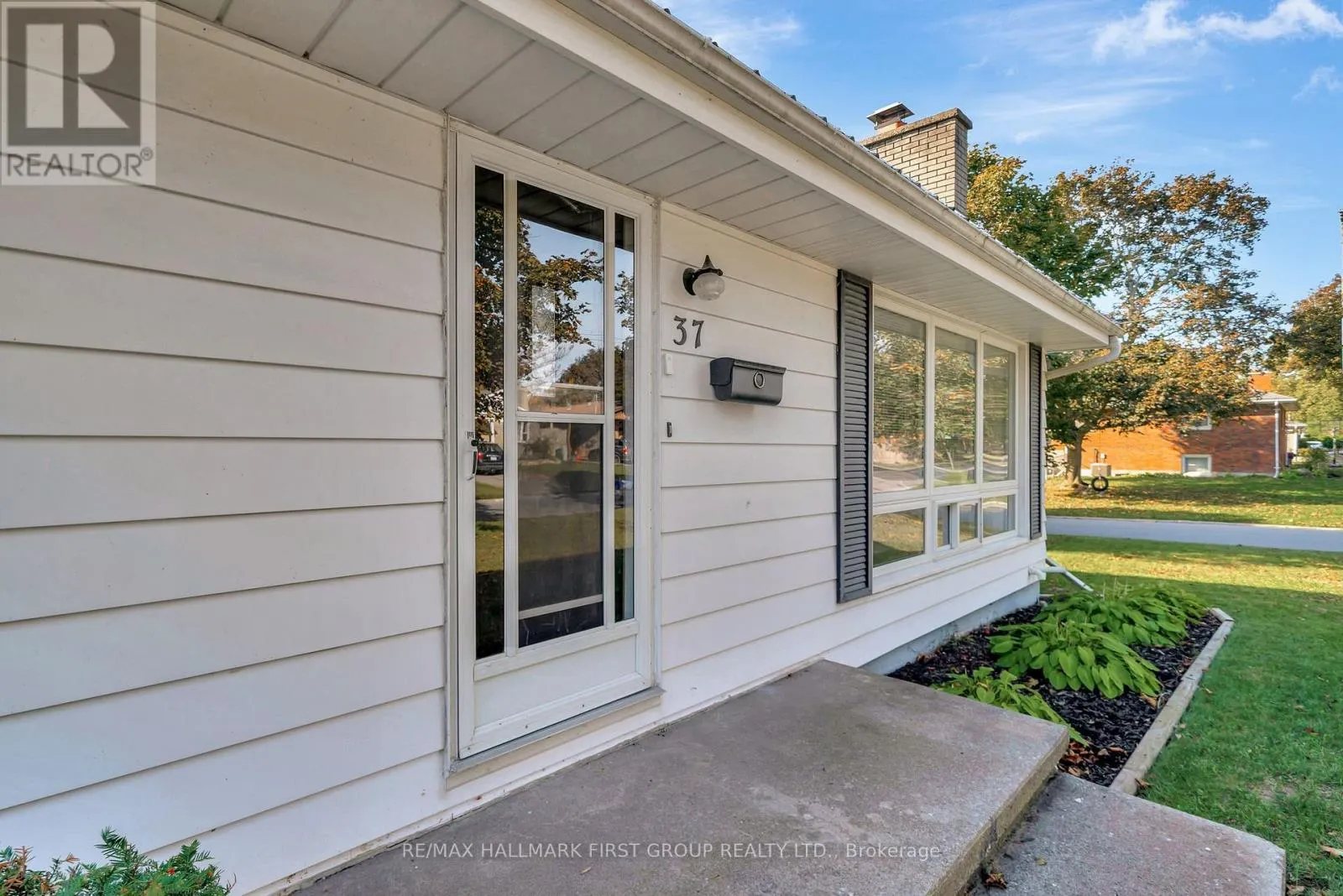37 ELIZABETH CRESCENT