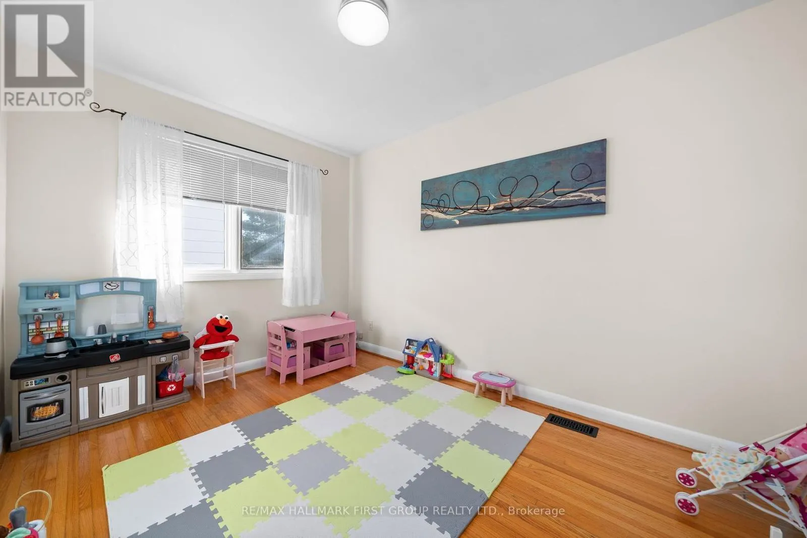37 ELIZABETH CRESCENT