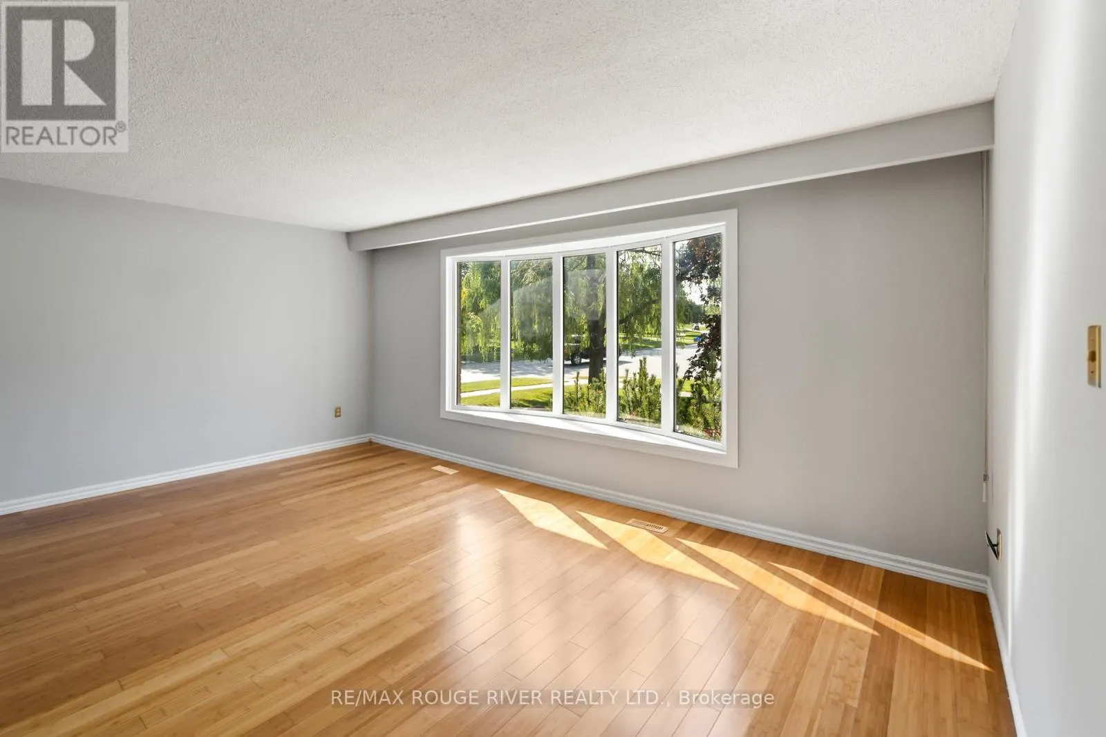 1 APPLEWOOD CRESCENT