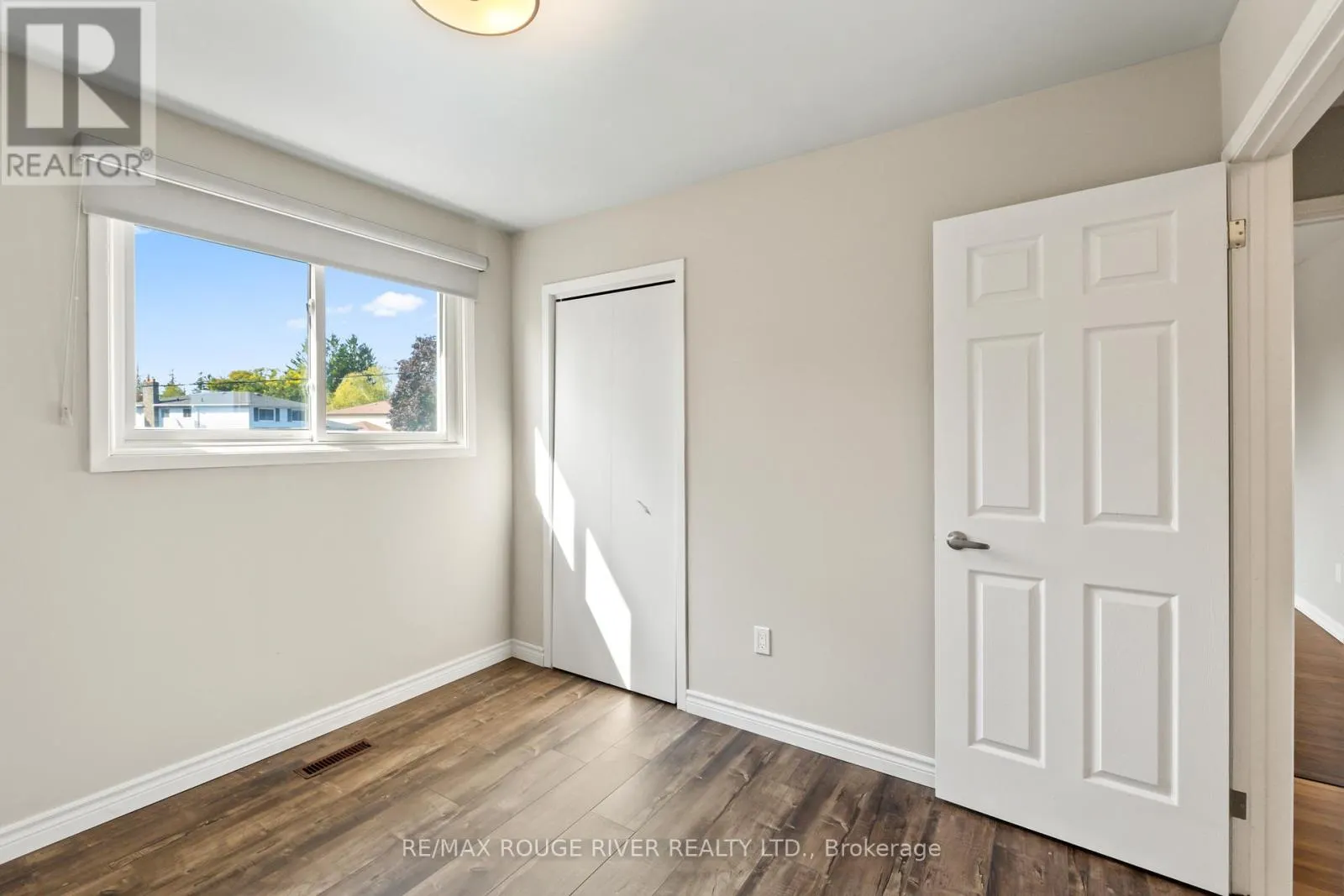 1 APPLEWOOD CRESCENT