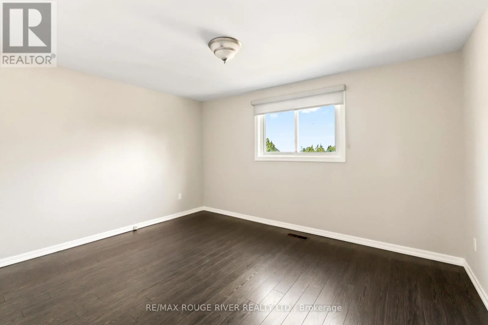 1 APPLEWOOD CRESCENT