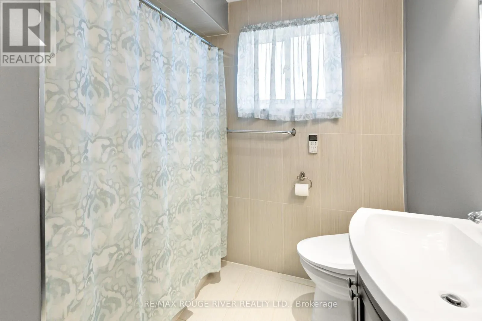 1 APPLEWOOD CRESCENT