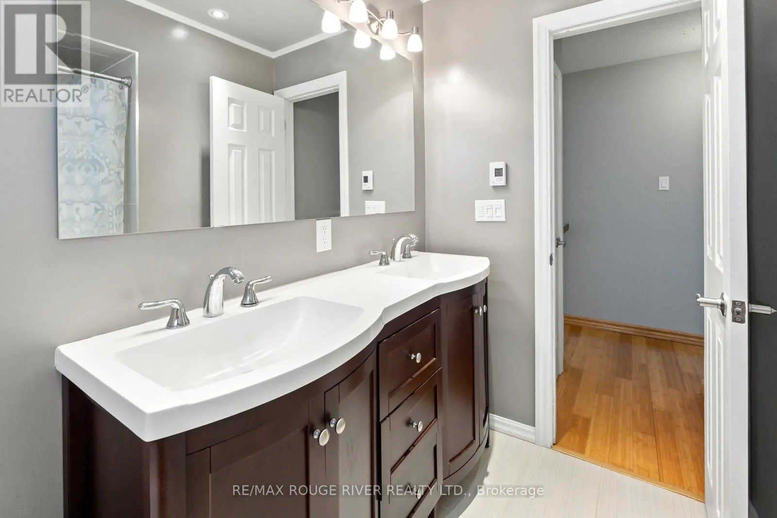 1 APPLEWOOD CRESCENT