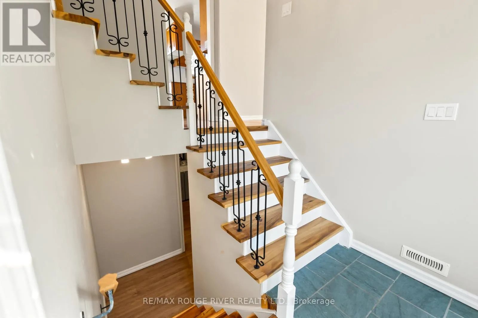1 APPLEWOOD CRESCENT